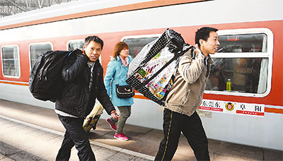 農(nóng)民工從阜陽坐火車去東莞打工。
