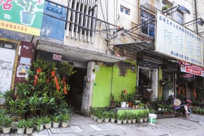 今年8月，當(dāng)年于英生妻子被殺案發(fā)生地——蚌埠市南山路一處臨街一樓的三室一廳——目前已經(jīng)成為一個(gè)花店。
