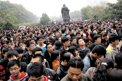 去年3月16日，武漢華中科技大學(xué)，“北約”、“華約”、“卓越”聯(lián)盟自主招生選拔考試湖北考點(diǎn)，考生等待進(jìn)場。 圖/CFP