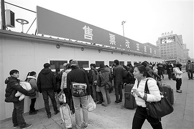 1月6日，北京站搭建完畢的臨時售票處已經(jīng)投入使用。今年春運期間，北京鐵路局共開設(shè)售票窗口3421個，同比增加150個。新京報記者