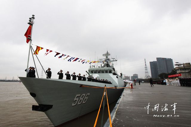 1月8日，某新型導(dǎo)彈護(hù)衛(wèi)艦吉安艦入列海軍東海艦隊(duì)命名授旗儀式現(xiàn)場。新華社發(fā)
