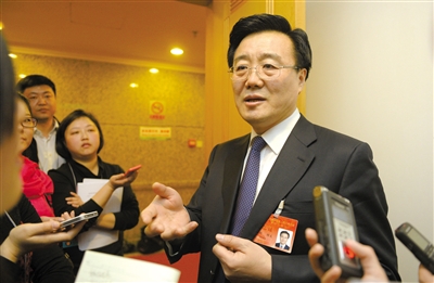 昨日，在十四屆人大二次會(huì)議順義代表團(tuán)全團(tuán)審議后，北京市人大代表、北京市常務(wù)副市長李士祥接受記者提問。新京報(bào)記者 浦峰 攝