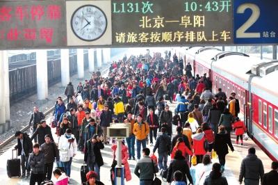 昨天，由北京開(kāi)出的列車(chē)途經(jīng)安徽亳州火車(chē)站，大量旅客回到家鄉(xiāng)
