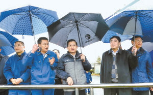 2月7日，省委書記強(qiáng)衛(wèi)冒雨在江西銅業(yè)集團(tuán)調(diào)研。記者 梁振堂 攝