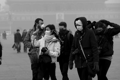 天安門廣場戴口罩的外國游客。