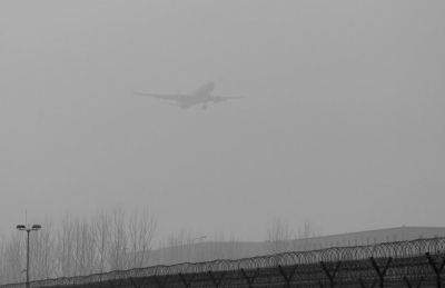 在首都機(jī)場，飛機(jī)在霧霾中降落。