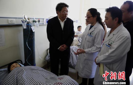 圖為青海省委常委、西寧市委書記毛小兵正在詢問(wèn)患者病情?！×_云鵬　攝