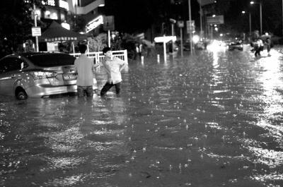 3月30日晚，深圳市區(qū)不少地段因暴雨積水，導致一些車輛在水中熄火。