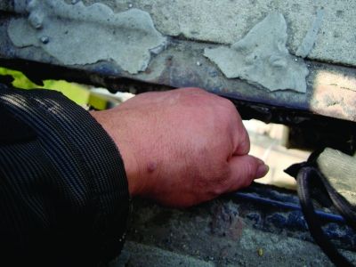圖為大橋17號墩處橋面裂縫。梅建明 攝