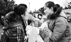 墓區(qū)服務(wù)員（右）見(jiàn)證了喪葬“綠化進(jìn)程”。新華社發(fā)