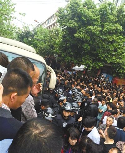 4月19日，蒼南縣靈溪鎮(zhèn)城管打人事件現(xiàn)場。網絡截圖