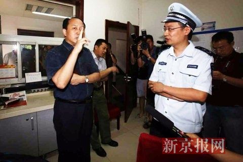 國家文物局的一名工作人員正在與執(zhí)法人員對(duì)峙。新京報(bào)記者 高瑋 攝