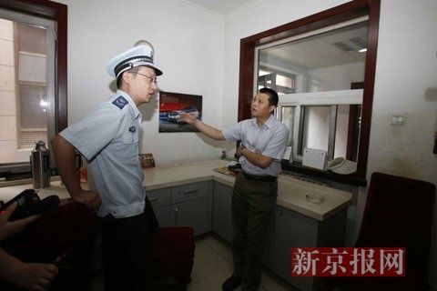 國家文物局的一名工作人員正在與執(zhí)法人員對(duì)峙。新京報(bào)記者 高瑋 攝