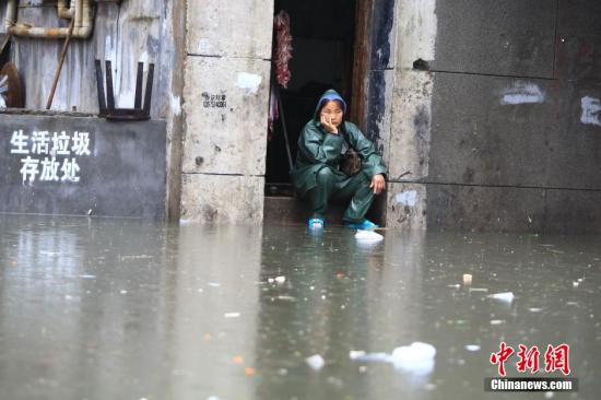 7月15日，因連日強(qiáng)降雨致長沙市開福區(qū)西長街街道出現(xiàn)嚴(yán)重內(nèi)澇，最深水位超過一米，沿街60余戶門面進(jìn)