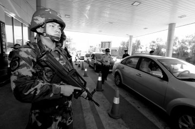 武警持槍警戒進(jìn)駐檢查站。