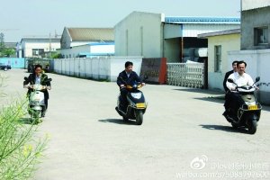 網(wǎng)友稱儀征市委書記程希騎摩托車下鄉(xiāng)沒戴頭盔。