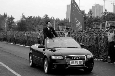 安徽新華學(xué)院院長乘敞篷車“閱兵”場面。網(wǎng)絡(luò)截圖