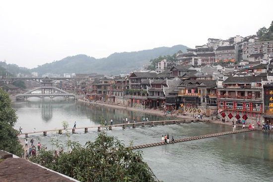 鳳凰古城以被吐槽七次高居最想吐槽榜榜首，而這七次吐槽全部來自在鳳凰古城隨機(jī)采訪的10名游客中。