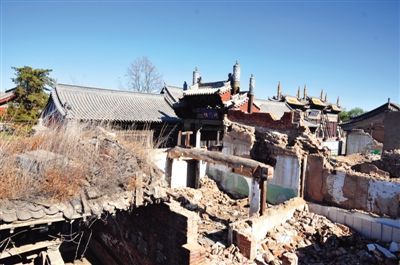 大同市文廟附近開發(fā)的一片仿古四合院，附近基礎設施建設已停工，周圍都是廢墟。