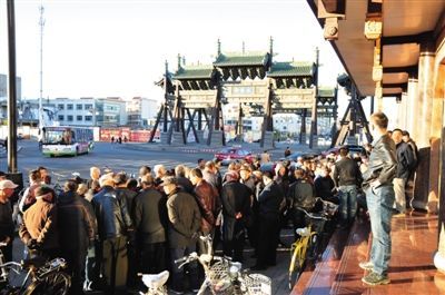 11月3日，大同市四牌樓附近，耿彥波“粉絲團”在聚眾討論。