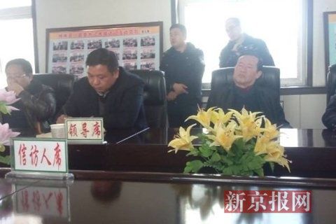 訪民代表與縣領(lǐng)導(dǎo)開會協(xié)商時，副縣長頭靠椅背睡著10分鐘左右。受訪對象供圖