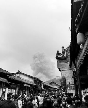 成都龍泉驛區(qū)洛帶古鎮(zhèn)的游客拍到爆炸瞬間濃煙滾滾。