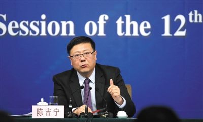昨日，十二屆全國(guó)人大三次會(huì)議新聞中心，環(huán)保部部長(zhǎng)陳吉寧回答中外記者提問(wèn)。新京報(bào)記者 陳杰 攝