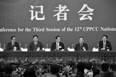 昨日，政協(xié)十二屆三次會(huì)議舉行記者會(huì)，五位嘉賓回答中外記者提問。京華時(shí)報(bào)記者王海欣攝