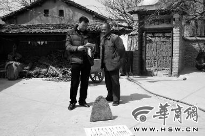 昨日，商洛市博物館工作人員（左）向李老漢講解最近出臺的《陜西省群眾保護文物獎勵辦法》