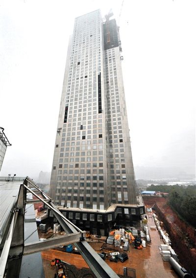 湖南遠大可建公司采取模塊化建造技術建造的57層高樓施工現(xiàn)場。新華社發(fā)