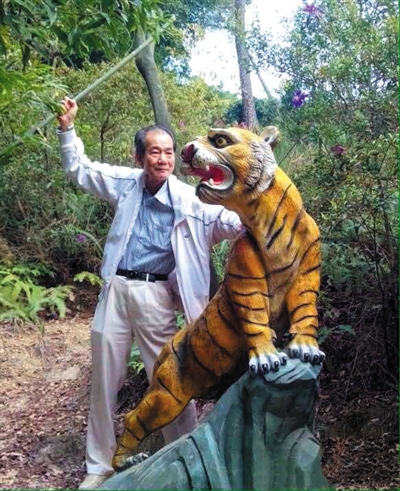 2015年1月10日，區(qū)少坤到廣東肇慶九龍湖游玩，拍攝打虎圖。