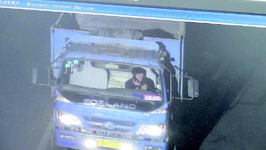 張某被抓拍到開車打手機。