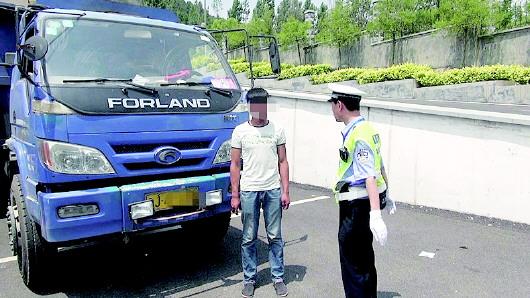 民警對持C1駕照駕駛大貨車、一年違法350余次的張某進行批評教育。