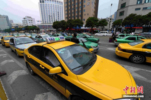 1月17日，福州華榕出租車公司期下的出租車在街頭候客。