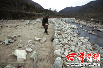 11月6日，93歲的鳳縣老人曾文財一吃完飯就又到河邊搬運石頭加固河堤了