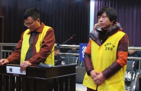 12月10日，衡陽市中級人民法院，顧湘陵（左）和妻子吳利君當(dāng)庭接受庭審。圖/通訊員李建輝