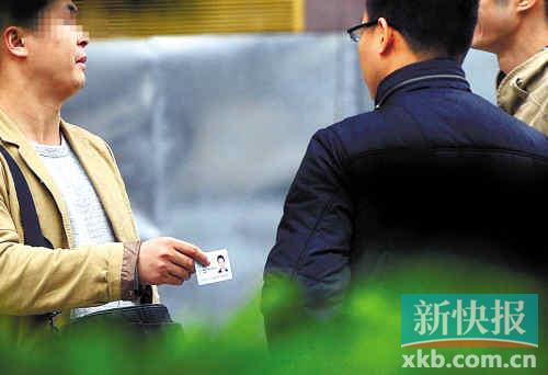 在進(jìn)行了近半個(gè)月暗訪調(diào)查中，有證販子告訴記者稱，二代身份證買賣已形成產(chǎn)業(yè)鏈，不僅貨源穩(wěn)定，生意也是相當(dāng)紅火?！稣褟V場附近，一名男子正向記者兜售二代身份證。