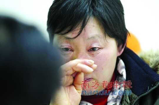 　　聽聞判決結果，被害人母親楊書會控制不住眼淚。南都記者徐文閣攝