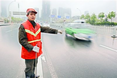 　肖慶旭師傅在事發(fā)地點講述經(jīng)過。記者李銳 攝