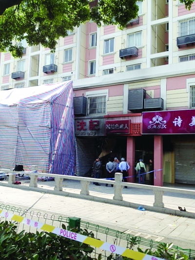 警方勘查事故現(xiàn)場(chǎng)。