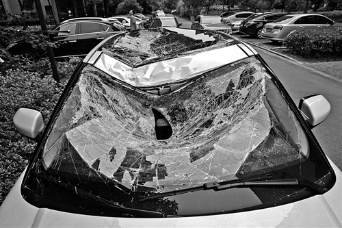 越野車車蓋以及前擋風玻璃被砸得凹陷進去。見習記者姚卡/攝