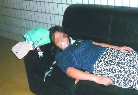 女子橫躺在沙發(fā)上口吐白沫。通訊員 康睿 記者 吳珊 攝