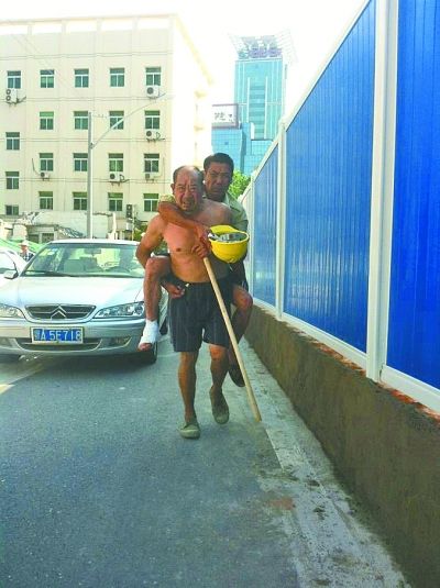 “謝謝，我們身上灰多，怕把車弄臟了”
