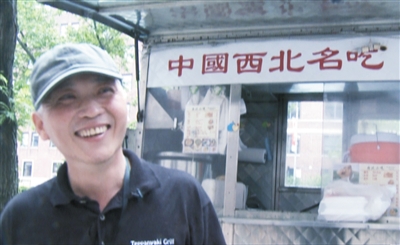 這是謝云峰在美國紐約街頭餐車前的視頻截圖。