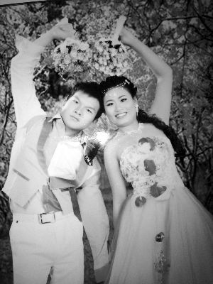 結婚照中的阿妮笑容燦爛，現(xiàn)實中，這對“跨國速成夫妻”還處在并不愉快的磨合過程中 本版均為資料圖片
