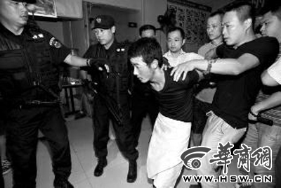 犯罪嫌疑人韓牙某圍著圍裙在廚房內(nèi)拉面，被民警抓獲 本報(bào)記者 鄧小衛(wèi) 攝