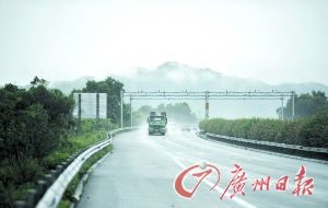 　當(dāng)天事故發(fā)生的現(xiàn)場(chǎng)處于一個(gè)彎道，很多司機(jī)反映說(shuō)來(lái)不及減速。