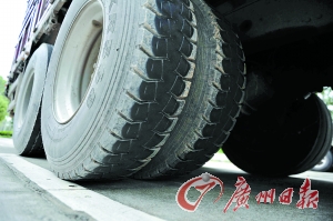 涉嫌碾過(guò)尸體的大貨車(chē)。