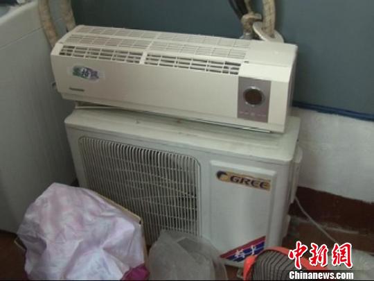 民警從嫌疑人家中搜到空調等生活用品。 拾冠之 攝