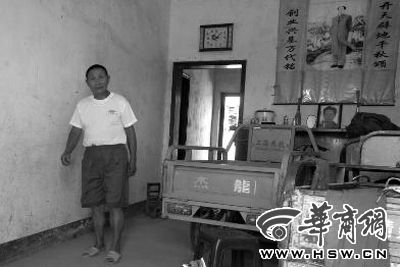 8月16日，在家中接受監(jiān)外執(zhí)行4年刑期的汪衛(wèi)國（化名）剛剛送走家訪的法官。